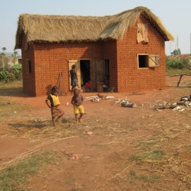 Maison en terre séchée et toit de chaume